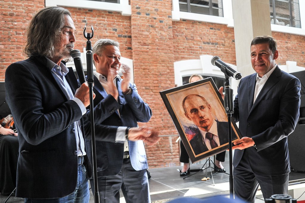 Никас Сафронов передал в дар Свердловской области портрет Президента РФ
