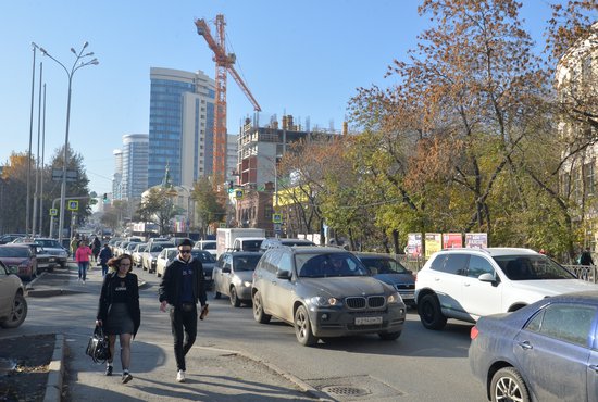 В субботу, 15 мая, в Екатеринбурге на четыре месяца частично закрыли развязку на пересечении Объездной дороги и ул. Луганской. Фото: Павел Ворожцов.
