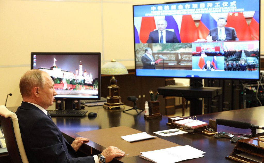 Путин за столом перед экранами