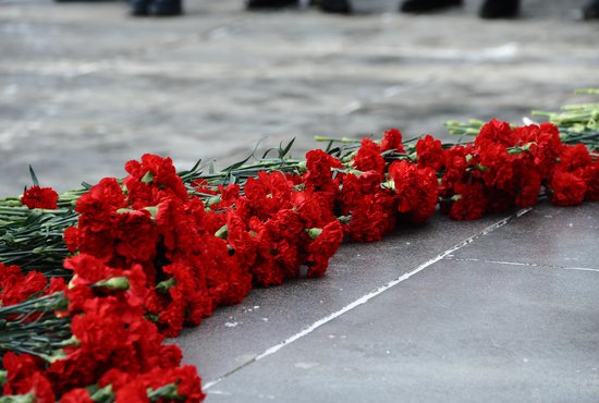 Цветы возложили к памятной доске на стене Дворца молодёжи, где он провёл последнее в своей жизни публичное выступлении . Фото: Владимир Мартьянов