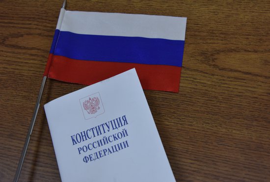 Конституцию вместе с паспортами начнут выдавать с 1 июля. Фото: Алексей Кунилов.