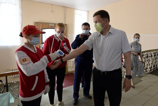 Евгений Куйвашев приехал в Дом добровольцев посмотреть, как в нём разместились волонтёры. Фото: Павел Ворожцов