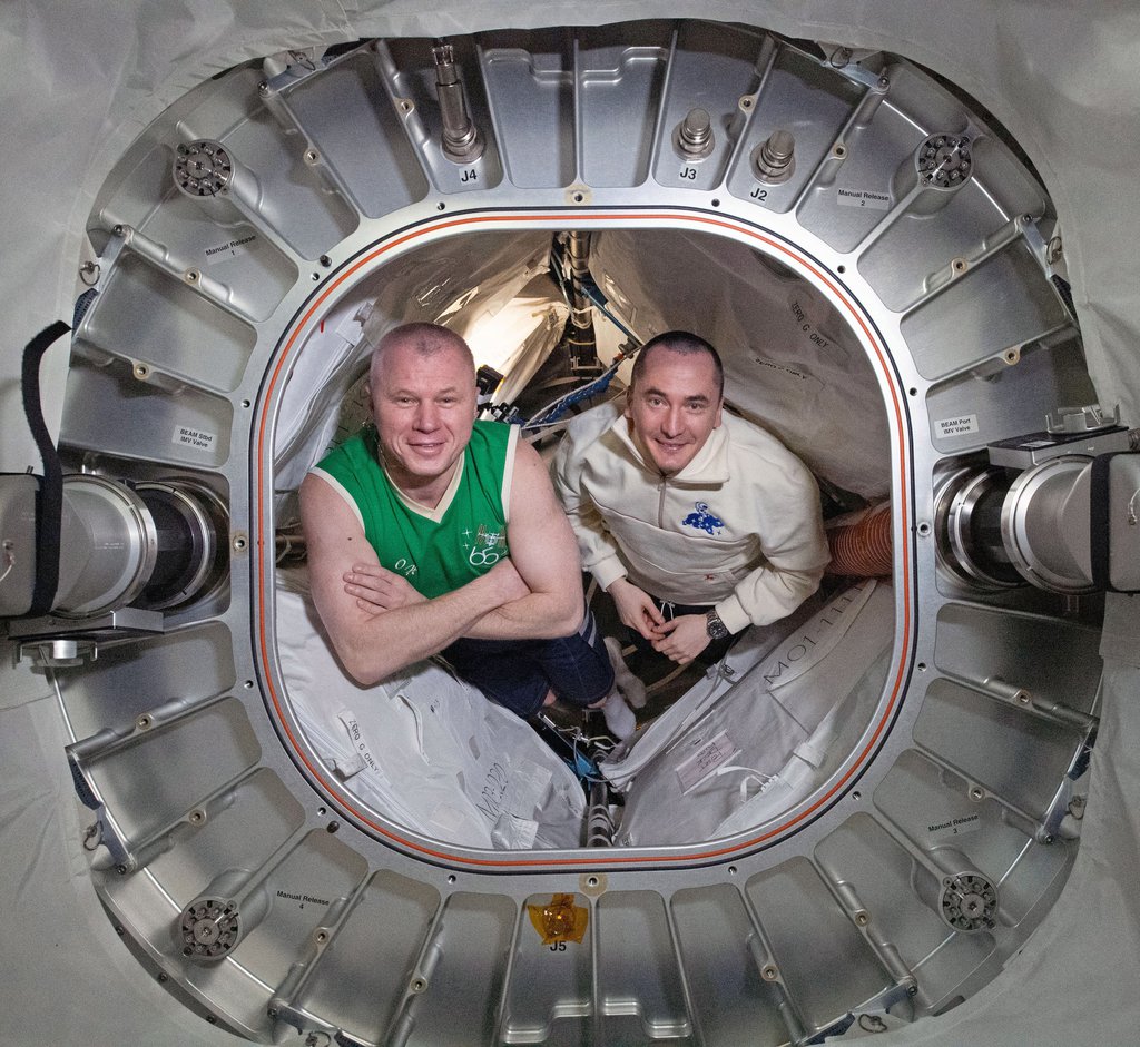 космонавты на МКС