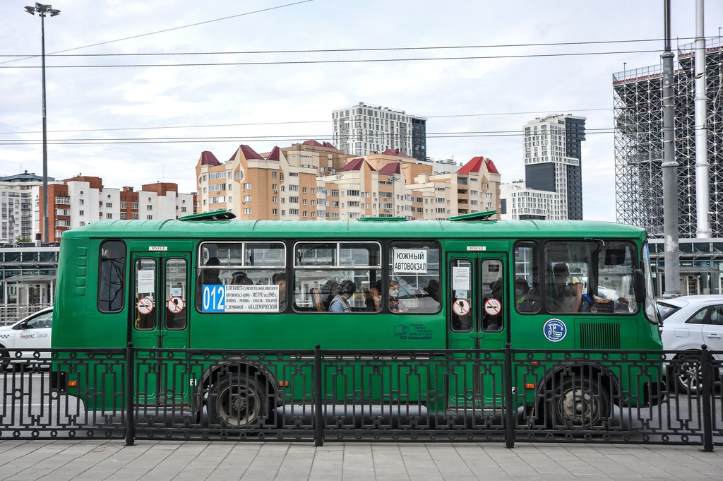 Автобус едет по городу