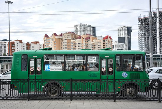 Маршруты меняют 23 автобуса, в том числе автобус №012. Фото: Галина Соловьёва