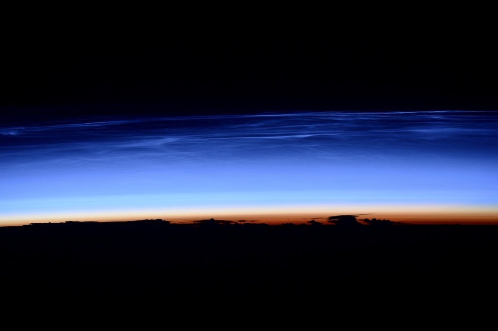 Серебристые облака из космоса