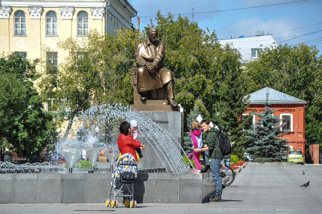 Фонтан у памятника Попову