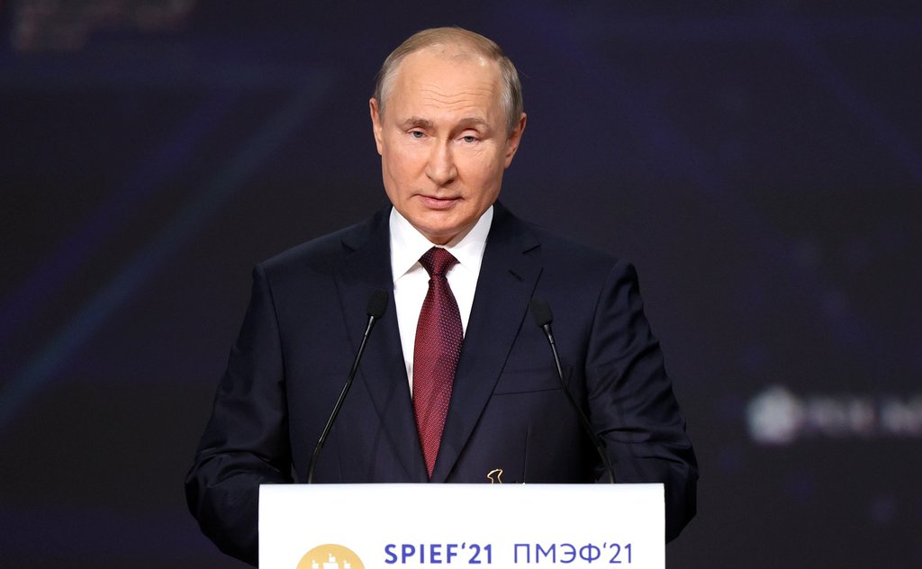 Владимир Путин выступает на ПМЭФ