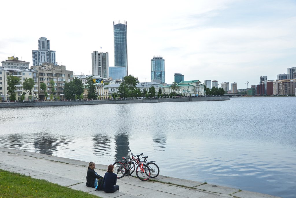 Женщины приехали на велосипедах на городской пруд