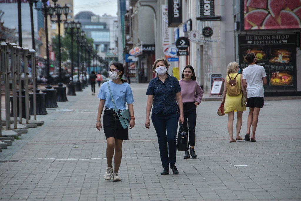 Девушки в масках идут по улицам