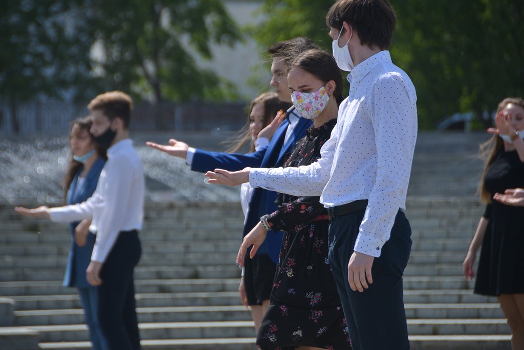 Выпускники танцуют вальс в масках