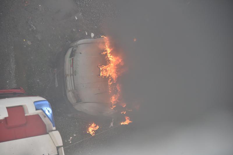 Пожарная машина тушит загоревшуюся машину