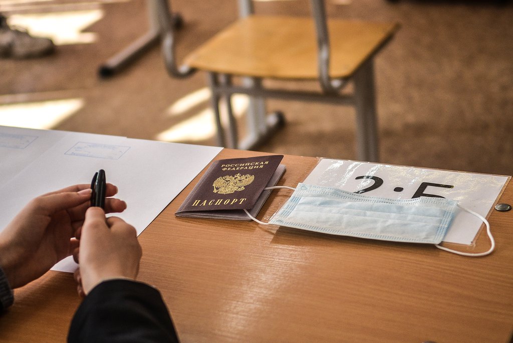 Маска, паспорт и ручка на столе