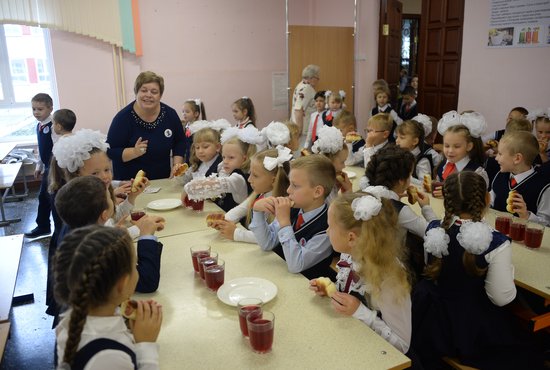Компенсация за обед ученика 1-4 класса не из льготной категории будет составлять 75 рублей 58 копеек. Фото: Павел Ворожцов
