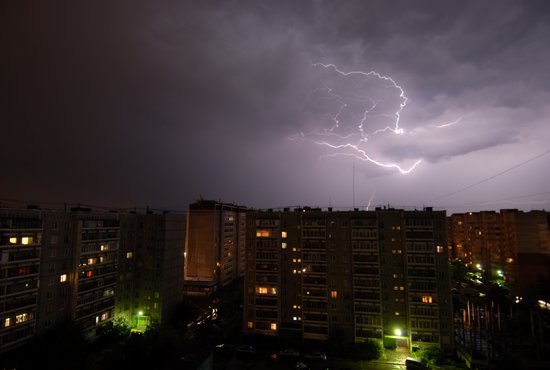 Уральские синоптики обещают в субботу, 10 июля, грозы и сильные дожди, а также ветер до 20 метров в секунду. Фото: Александр Зайцев.