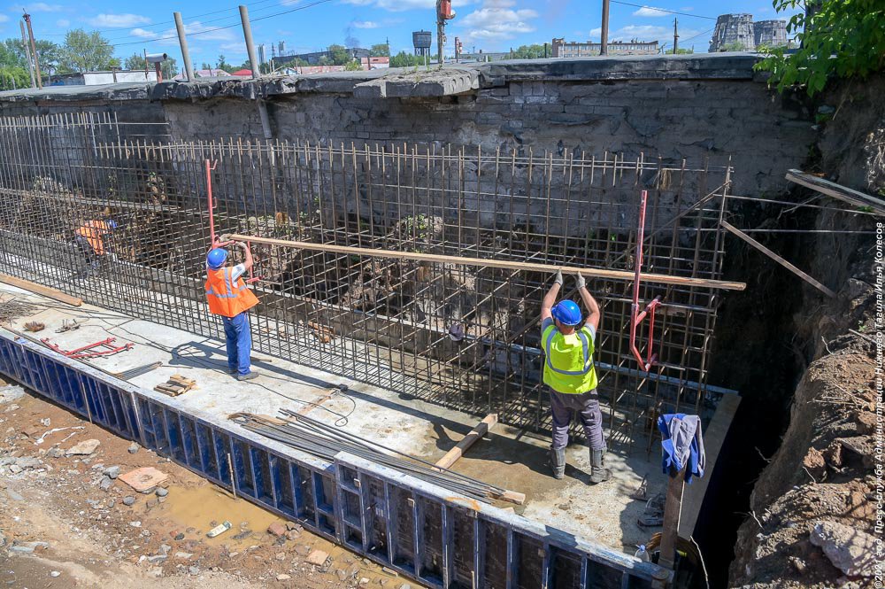 Рабочие ремонтируют аварийный мост на Циолковского
