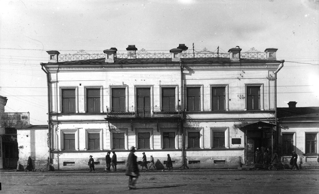 Дом по ул. 8 Марта, 34, где работал Леонид Брежнев, 1930-е годы.