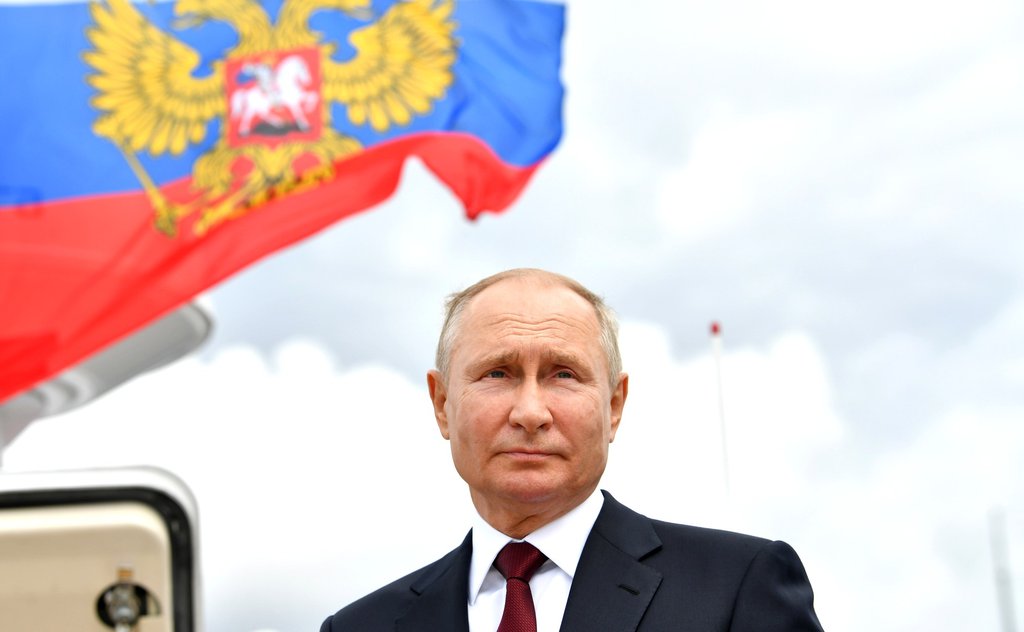 Владимир Путин на фоне флага РФ