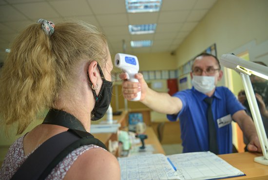 В свердловских школах продолжат проверять температуру детей и взрослых на входе. Фото: Галина Соловьёва.