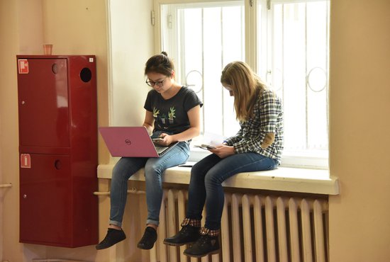 Привитые от ковида студенты смогут посещать занятия очно и без каких-либо ограничений доступа в здание вуза. Фото: Алексей Кунилов.