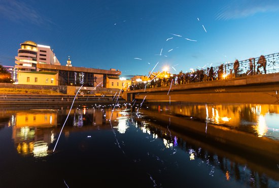 Чтобы не загрязнять реку, все фонарики будут выловлены из воды командой организаторов. Фото: пресс-служба "Стенограффии".
