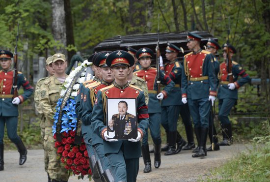Рота почётного караула несёт портрет, награды и гроб Романа Шадрина Фото: Павел Ворожцов