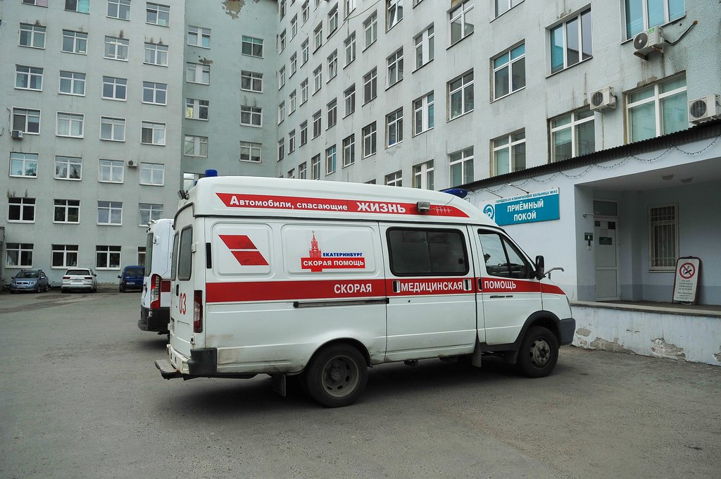 Машины скорой помощи у приёмного покоя больницы