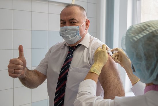 Министр здравоохранения Свердовской области Андрей Карлов привился от гриппа. Фото: департамент информполитики Свердловской области.
