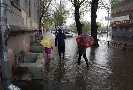 Спасатели напоминают свердловчанам о мерах безопасности в неблагоприятную погоду. Фото: Владимир Мартьянов.
