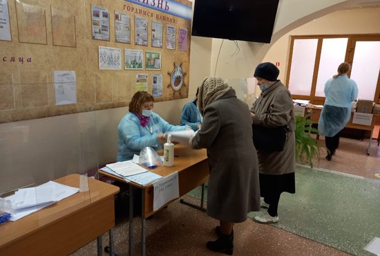 На участки утром в первый день голосования пришли избиратели разных возрастов. Фото: Алексей Кунилов