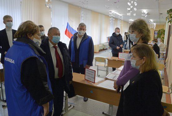 В течение двух дней Токон Мамытов посетил несколько избирательных участков и остался доволен. Фото: Павел Ворожцов