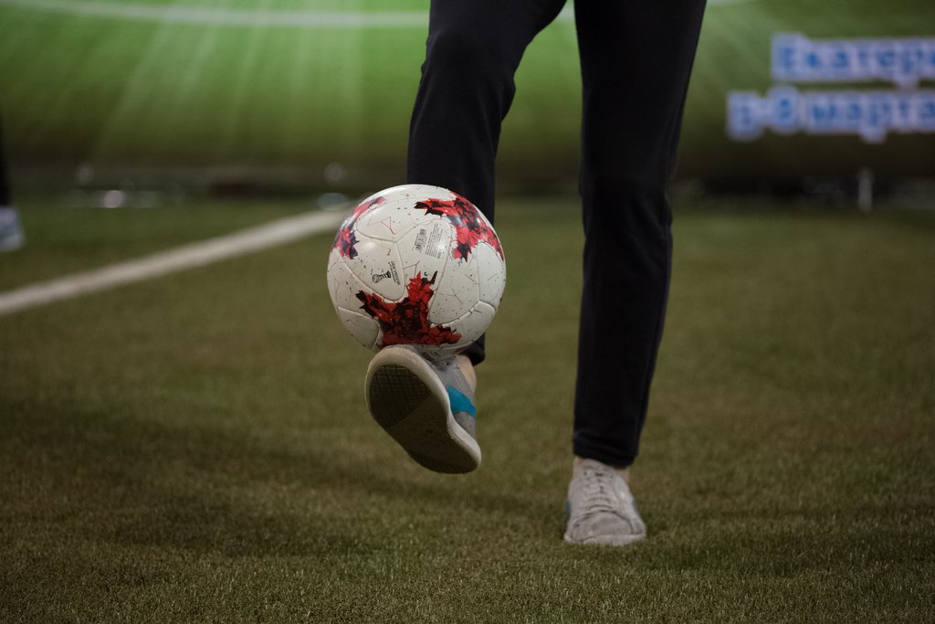 Футбольный мяч на ноге