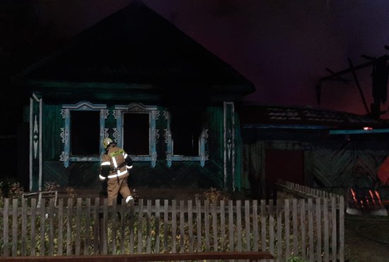 На площади 100 квадратных метров горели частный жилой дом и надворные постройки. Фото: пресс-служба ГУ МЧС России по Свердловской области.
