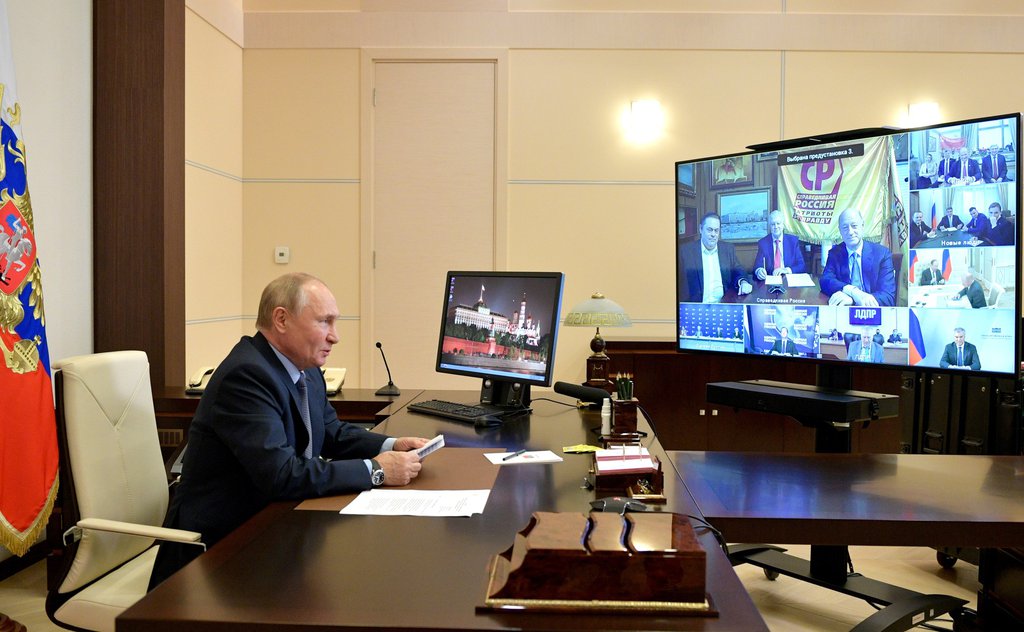 С Президентом дистанционно встречаются все лидеры партий, получивших большинство голосов на выборах. Фото: пресс-служба Кремля