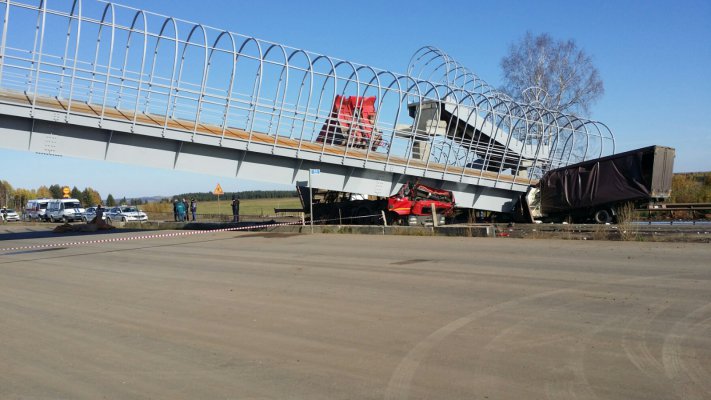 Обрушение пешеходного моста на Пермском тракте