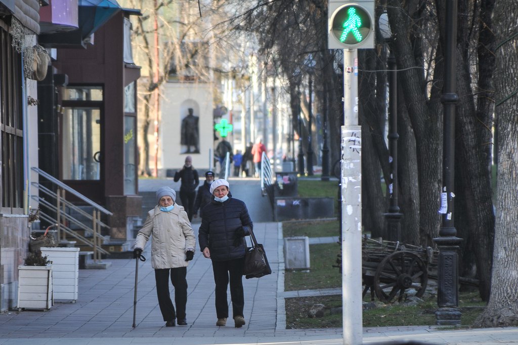 Две пенсионерки идут в масках по улице