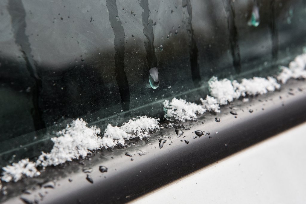 Снег на стекле машины