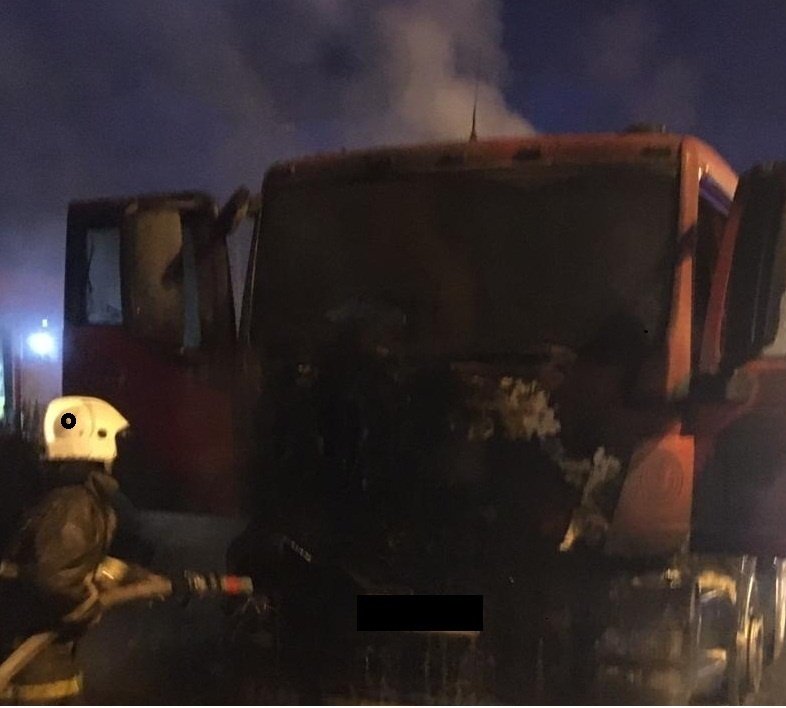 Спасатели тушат загоревшийся грузовик