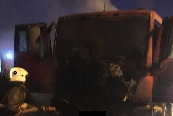 Сгорели три грузовых автомобиля Renault, грузовик Volvo, микроавтобус Mercedes-Benz и машина Hyundai Accent. Фото: пресс-служба ГУ МЧС России по Свердловской области