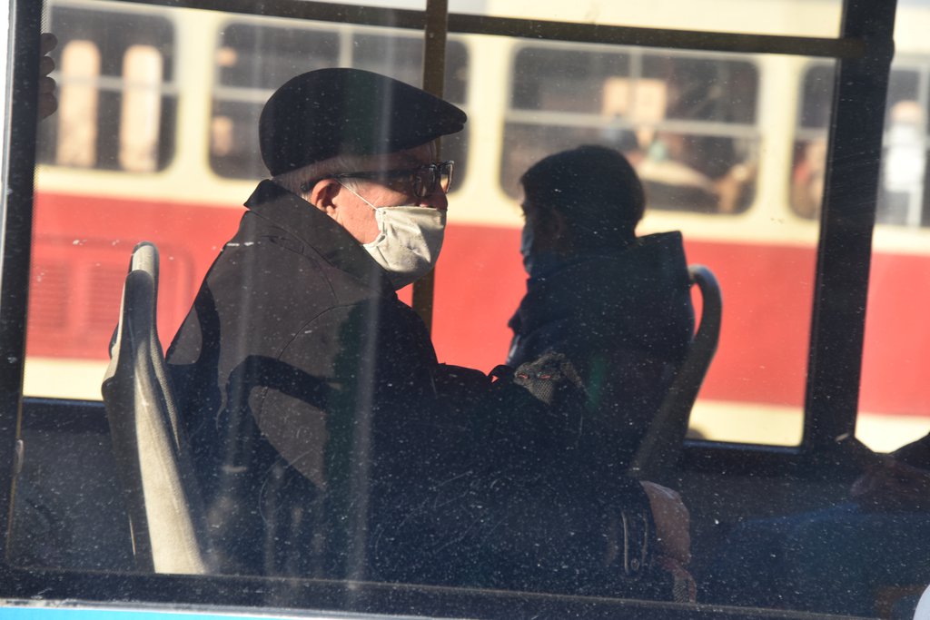 Мужчина в маске в трамвае