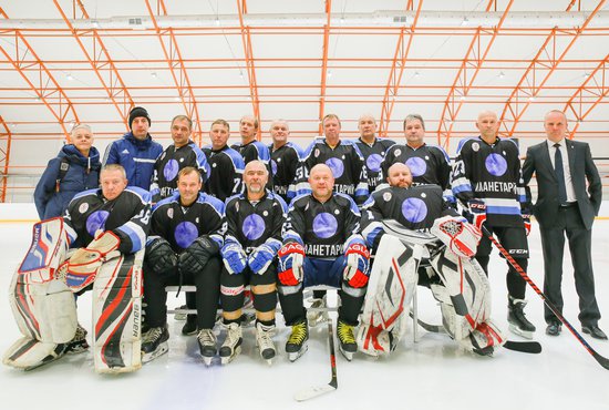 Хоккейный клуб «Планетарий-Екатеринбург» в полном составе. Фото: ХК «Леда» / Благотворительный фонд «Выходи во двор»