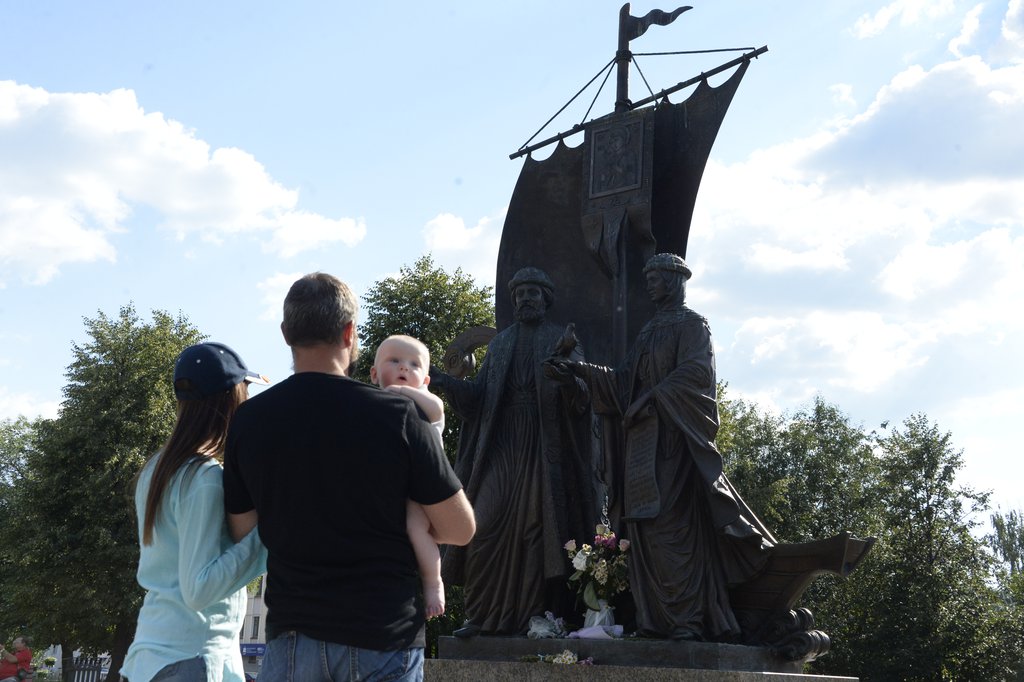 Семья с ребёнком и памятник Петру и Февронии