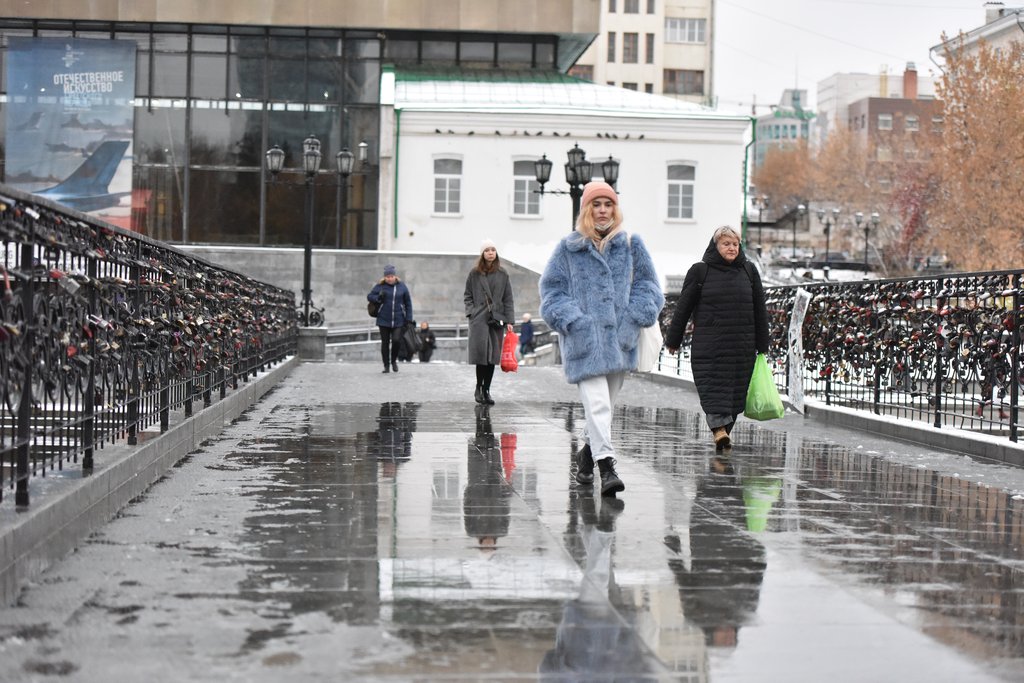 Первый снегопад в Екатеринбурге, люди идут по улице