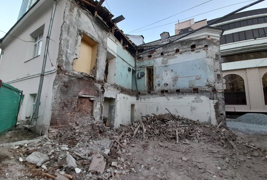 Экскаватор разрушил часть здания. Фото: из группы во "ВКонтакте" общественной организации "Уральский хронотоп"