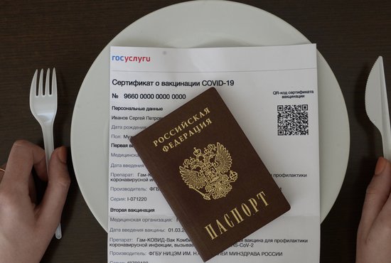 Бумажный QR-код актуален тем,  кто не зарегистрирован на госуслугах. Фото: Павел Ворожцов