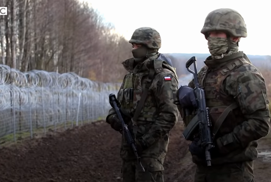 В нынешнем году пересечь белорусско-польскую границу пытались более 30 тыс. мигрантов. Фото: скриншот видео на YouTube-канале BBC News.