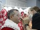 Дед Мороз Дамир Юсупов дарил подарки детям в 2020 году. Фото: Павел Ворожцов.