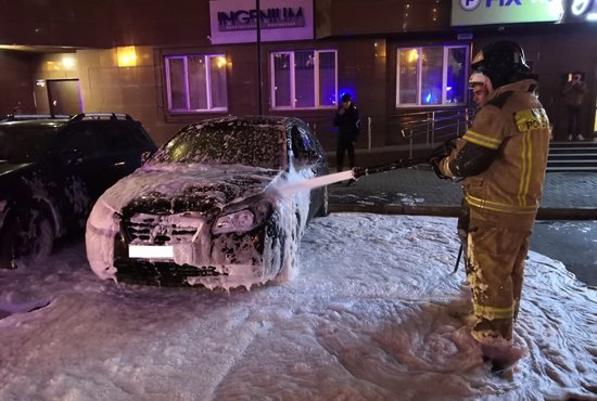 Обе машины полыхали на площади трёх кв. м. Фото: пресс-служба ГУ МЧС России по Свердловской области
