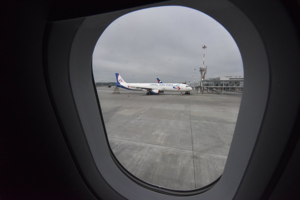 Самолёт "Уральских авиалиний" вылетает из Кольцово