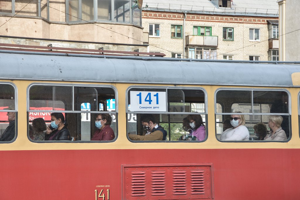Люди в масках в трамвае